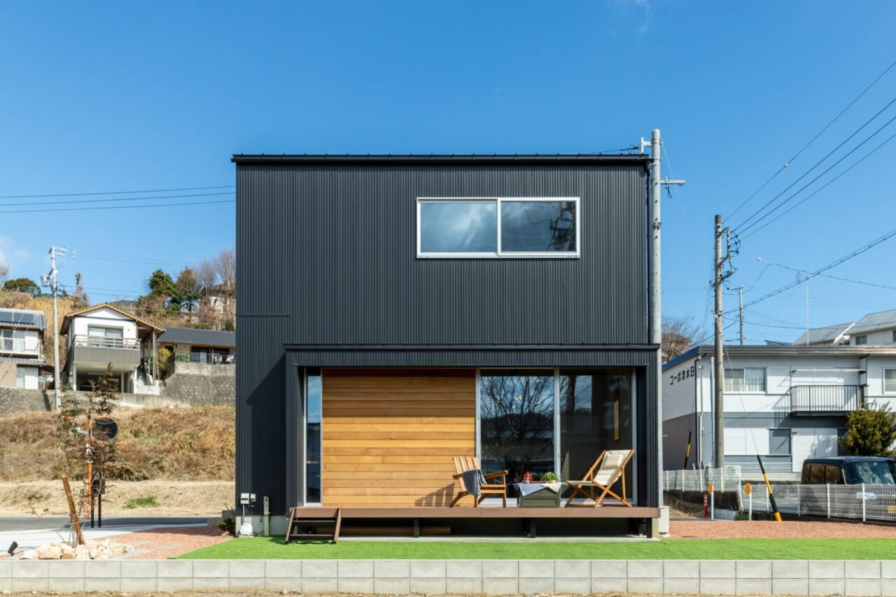 庭とつながるウッドデッキのある家