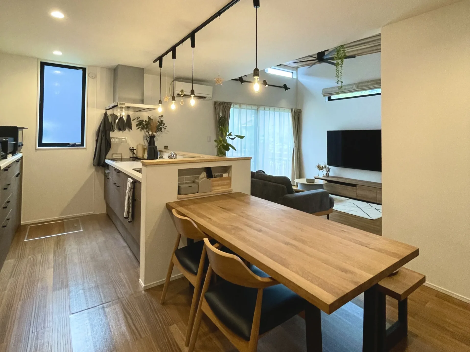 落ち着きのある時間を過ごす 洗練されたモノトーンの平屋