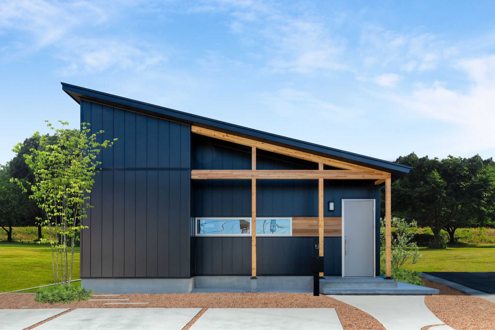 木をふんだんに使った、片流れの平屋